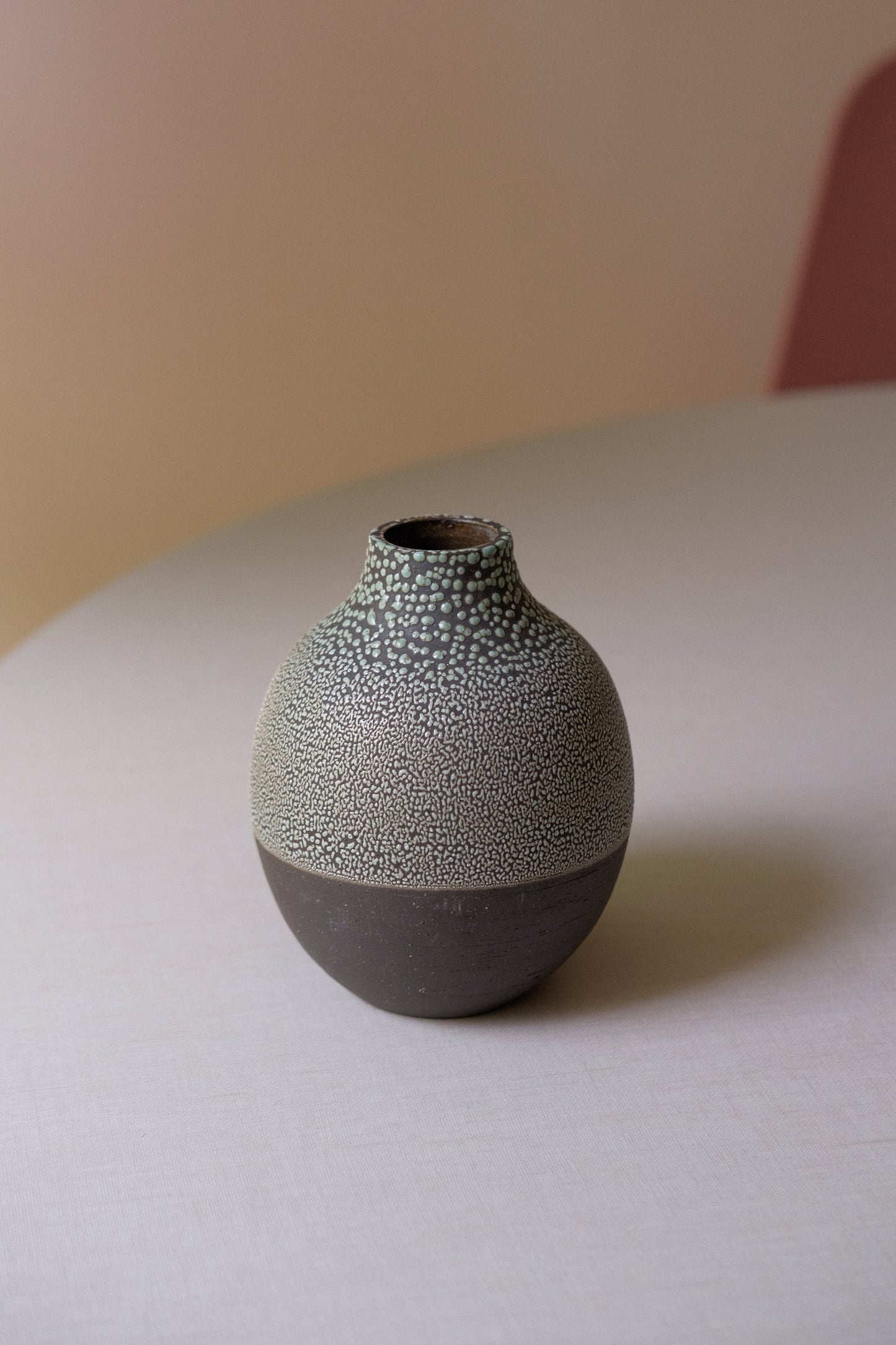 Contrast Dewy Bottleneck Vase (Round)